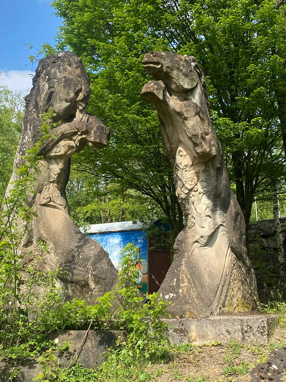 Steinskulpturen und Wasserbecken auf dem Gelände