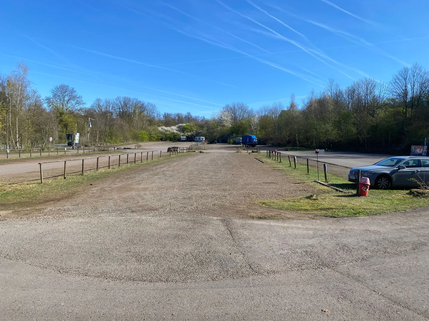 Breiter Schotterweg und Stellfläche am Gelände